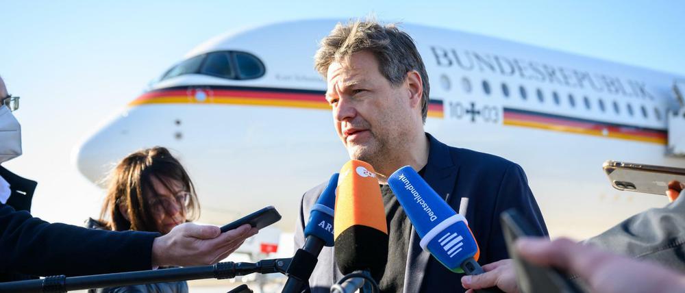 Robert Habeck äußert sich vor seinem Abflug nach Doha (Katar) auf dem militärischen Teil des Flughafen Berlin Brandenburg.