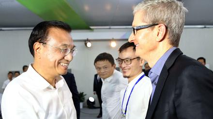 Chinas Premier Li Keqiang (links) und Apple-Chef Tim Cook.