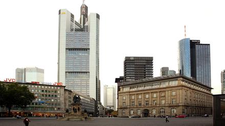 Lange war es undenkbar: Experten diskutieren den Sinn einer Fusion von Commerzbank und dem Marktführer Deutsche Bank. Am Rossmarkt in Frankfurt am Main kann man deren Gebäude bereits zusammen stehen sehen.