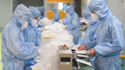 Arbeiter produzieren medizinische N95-Masken in einer Maskenproduktionsfirma. Auch der Autokonzern BYD ist in die Produktion eingestiegen. 