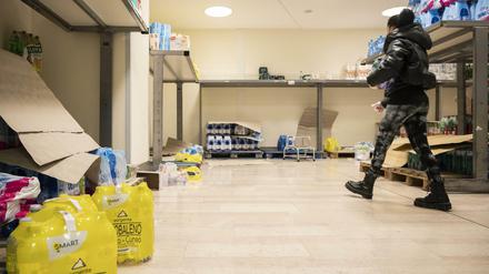 Eine Frau geht durch einen fast leeren Supermarkt. Am Wochenende deckten sich viele Italiener sicherheitshalber mit Lebensmitteln ein.