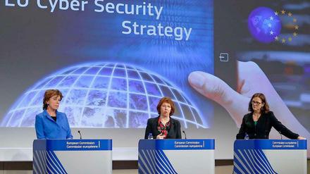 Gemeinsam für mehr Sicherheit treten EU-Kommissarin Kroes (l.) und die Außenbeauftragte Ashton (M.) ein.