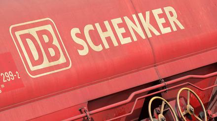 Ein Güterwaggon mit dem Logo der Deutschen Bahn-Tochter DB Schenker. Die Bahn erwägt eine Teilprivatisierung.