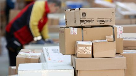 Weil viele Menschen online bestellen, rechnen Postunternehmen mit einem Rekord-Paketaufkommen.