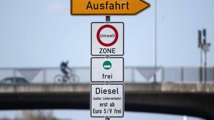 Ein Schild weist auf das Diesel-Fahrverbot für Dieselfahrzeuge unter Euro 5 hin. 