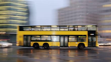 Doppeldeckerbus der BVG. 100 Fahrzeuge werden für insgesamt 1,3 Millionen Euro nun nachgerüstet. 100 weitere sollen folgen.  