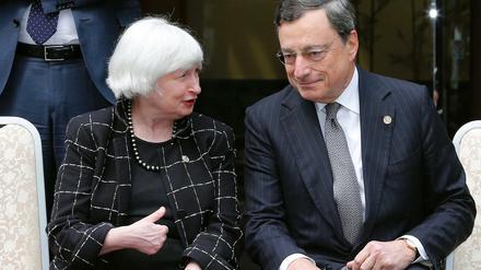 Fed-Chefin Janet Yellen und EZB-Chef Mario Draghi teilen ein Problem: Ihnen muss der Ausstieg aus der lockeren Geldpolitik gelingen.