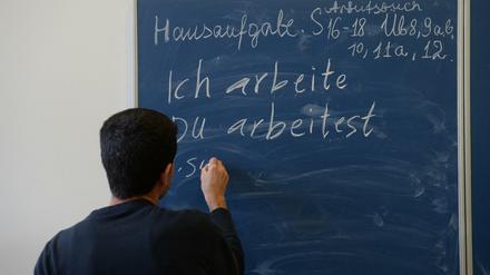 Ein Flüchtling aus Afghanistan konjugiert während einer Unterrichtseinheit eines Deutschkurses für Flüchtlinge. Die Sprachkenntnisse sind das größte Integrationshindernis.