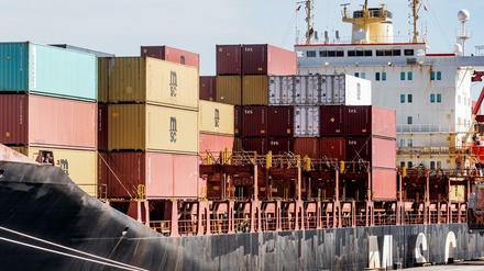 Ein mit Containern beladenes Schiff liegt im Hafen Hamburgs.