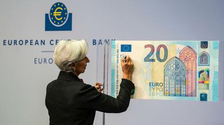 Christine Lagarde, die neue Präsidentin der Europäischen Zentralbank (EZB), unterschreibt symbolisch einen übergroßen 20-Euro-Schein. 