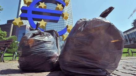 Bei der Europäischen Zentralbank in Frankfurt soll Einigkeit über eine Verdoppelung des Euro-Rettungsschirms bestehen. Kritiker hatten früher schon zwei Müllsäcke symbolisch vor die Zentrale postiert.. Die sind auch billiger als die kolportierten 1,5 Rettungs-Billionen.