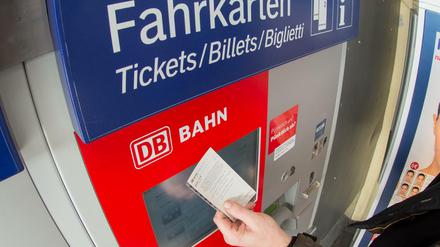 Zugreisende kommen künftig leichter an Tickets von Konkurrenten der Deutschen Bahn. 