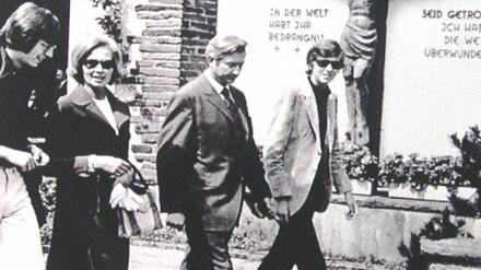 Familie Albrecht beim Kirchgang in Essen etwa ein Jahr nach der Entführung von Theo Albrecht (2.v.r.).