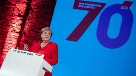 Herzlichen Glückwunsch: Bundeskanzlerin Angela Merkel spricht beim Festakt zu 70 Jahre Deutscher Gewerkschaftsbund (DGB).