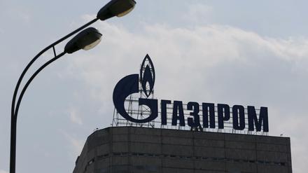 Gazprom_Logo auf dem Dach der Zentrale in Moskau.Maxim Shemetov/File Photo