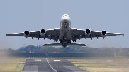 Ein Airbus A380 hebt ab - das Riesenflugzeug ereilte vor wenigen Monaten das Aus. 
