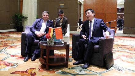 Engere Kooperation. Wirtschaftsminister Sigmar Gabriel (l.) trifft den chinesischen Minister für Industrie und Informationstechnologie (MIIT), Miao Wei in Peking. 