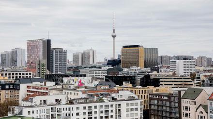 Der Berliner Fernsehturm inmitten von Wohn- und Bürogebäuden.