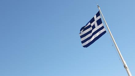 Eine griechische Flagge weht in der griechischen Hauptstadt Athen. 
