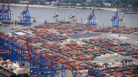 Container werden auf dem Terminal Burchardkai im Hamburger Hafen umgeschlagen. 