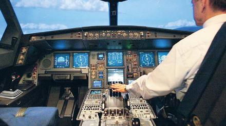Zur Probe. Der Ausbildungskapitän Thomas Göller „fliegt“ den weltweit ersten Flugsimulator des Typs Airbus A340-600 der Lufthansa. Das Gerät simuliert den Anflug auf Caracas. Der Airbus A340-600 ist das derzeit längste Passagierflugzeug der Welt. Foto: Martin Oeser/ddp
