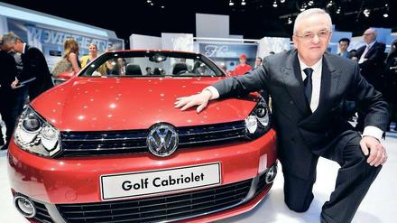 Zum Hinknien. In Genf präsentiert VW-Chef Martin Winterkorn das neue Golf-Cabrio.