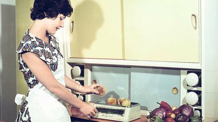 Küche statt Karriere: Millionen Frauen sind in Deutschland nicht berufstätig. Sie bleiben zu Hause, weil sie keinen Kita- oder Hortplatz für ihre Kinder finden und weil sich die Arbeitszeiten nicht mit der Familie vereinbaren lassen.