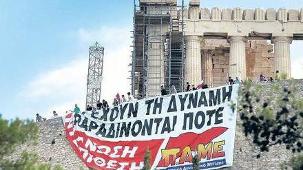 Protest. Der kommunistische Gewerkschaftsbund besetzte am Montag symbolisch die Akropolis und entrollte ein riesiges Plakat mit der Aufschrift „Die Völker haben die Macht und kapitulieren niemals“.