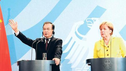 Mürrische Miene, freundliche Worte. Bundeskanzlerin Angela Merkel (CDU) sparte bei der Pressekonferenz mit Ministerpräsident Wen Jiabao nicht mit Lob für die gemeinsamen Beziehungen. 