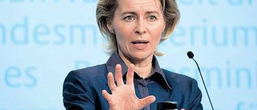 Kein Wunder. Arbeitsministerin Ursula von der Leyen (CDU) freut sich über die saisonbereinigt stabile Lage auf dem Arbeitsmarkt. Doch hinter den Zahlen finden Experten Alarmierendes. Foto: dapd