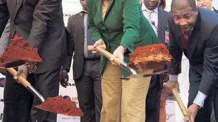 Verbrannte Erde. Angela Merkel bei der Grundsteinlegung eines Catering-Zentrums am Flughafen von Luanda im Juli 2011. Das Projekt beschäftigt nun die Justiz.