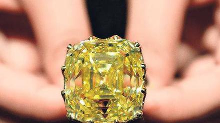 Anhand von über 1000 Kriterien bestimmen Experten den Wert eines Diamanten.