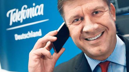 Mit iPhone aufs Parkett. René Schuster hofft auf mehr Wettbewerb bei Smartphones. Ein Modell für 50 Euro könne das O2-Geschäft beflügeln. Foto: Reuters