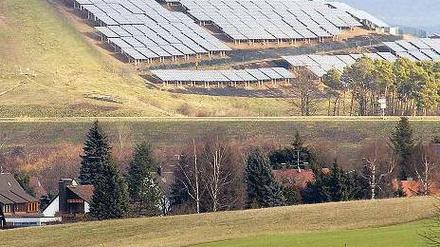 Gute Geschäfte machen die cleveren Bayern unter anderem mit Photovoltaik. Im Bild das Solarkraftwerk an der Südseite des rekultivierten Müllberges in Atzenhof bei Fürth, der heute als „Solarberg“ bekannt ist. 