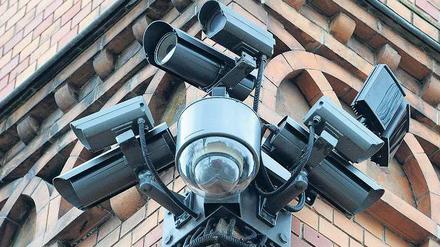 Scharfe Videos. Überwachungskameras, wie hier in Kiel, werden immer leistungsfähiger. Auch Schlösser oder Scanner aus Deutschland sind weltweit gefragt.Foto: picture alliance/dpa