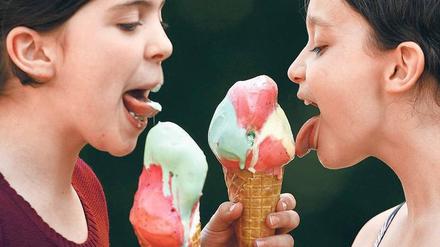 Zwei Mädchen mit extragroßen Eistüten