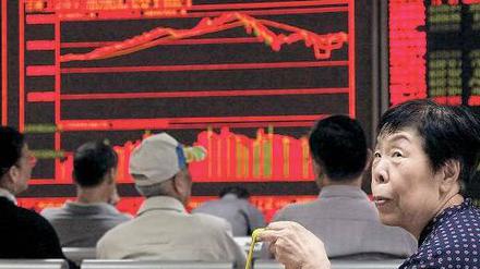 Schön bunt, aber ziemlich hässlich: An der Börse in Schanghai rutschten die Kurse am Donnerstag mal wieder ab – und zogen weltweit die Börsen mit nach unten. Keine schönen Zeiten für Anleger und Investoren. 