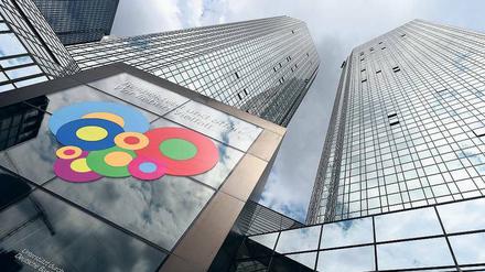 Baustelle Deutsche Bank. Die größte deutsche Bank krempelt ihre Konzernstruktur und Führungsebene um. Der Aufsichtsrat will „Komplexität im Management“ verringern. 
