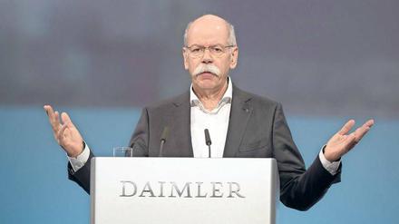 Gute Bilanz, mäßige Stimmung. Daimler-Chef Dieter Zetsche sah sich auf der Hauptversammlung in Berlin heftiger Kritik der Aktionäre ausgesetzt. Dabei hat der Konzern 2016 nach vielen Jahren BMW als bislang größten Premiumhersteller überholt. 