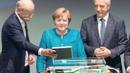 Im Mai 2017 kam hoher Besuch nach Kamenz, 50 Kilometer südlich von Dresden, um mit Daimler-Chef Dieter Zetsche den Grundstein für eine Batteriefabrik zu legen. Was dagegen die Fertigung von Batteriezellen anbelangt, hat Zetsche die Politik schon häufiger geärgert. 