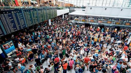 Gestrandet. Lange Menschenschlangen, überfüllte Wartezonen und erschöpfte Passagiere sind an deutschen Flughäfen fast Normalzustand. 
