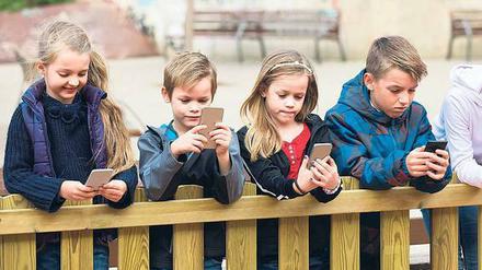 "Nur Gott weiß, was es dem Gehirn unserer Kinder antut", warnt Ex-Facebook-Manager Sean Parker vor den psychologischen Mechanismen populärer Apps. 