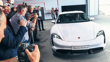 Weltpremiere im brandenburgischen Neuhardenberg. Der Porsche Taycan ist dort am Mittwoch der Öffentlichkeit präsentiert worden. Das reine Elektromodell feierte auf drei Kontinenten gleichzeitig Weltpremiere – neben Europa in Amerika und Asien. 