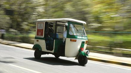 Rasende E-Rikschas.  Dank austauschbarer Batterien werden die Dreiräder mit E-Antrieb in Indien immer populärer.