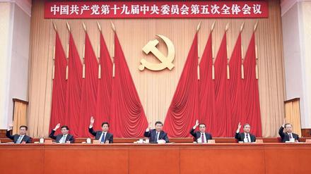 An einem Strang ziehen. Der neue Fünfjahresplan der Volksrepublik China wurde am Donnerstag einmütig vom Zentralkomitee der Kommunistischen Partei des Landes beschlossen. Das Bild zeigt die Führung des Landes, in der Mitte Chinas Präsident Xi Jinping.