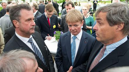 DGB-Chef Reiner Hoffmann (Mitte), geht auf Distanz zu GDL-Chef Claus Weselsky. Rechts im Bild: Arbeitgeberpräsident Ingo Kramer. 