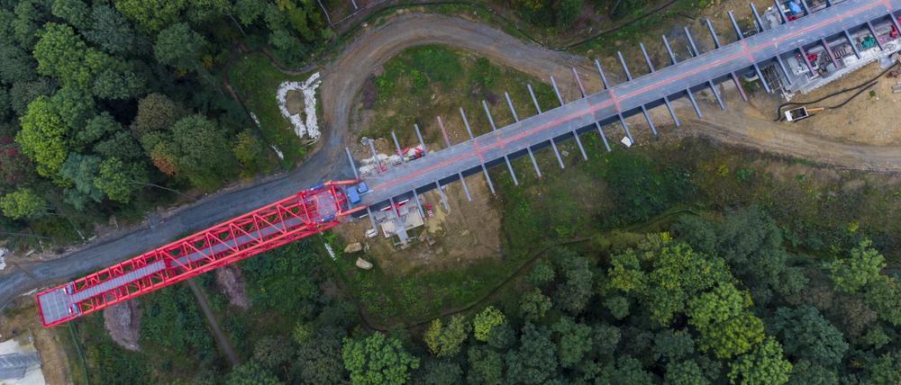 Brückenbauarbeiten über dem Gottleubatal Die neue Brücke der Südumfahrung Pirna wird 916 Meter lang, 70 Meter hoch und benötigt 7.250 Tonnen Stahl.