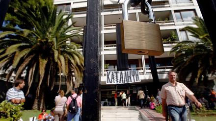 Troika-Gesandte stehen vor verschlossenen Türen: Ende September besetzten die Mitarbeiter des griechischen Innenministeriums kurzerhand das Gebäude. Kein Einzelfall.