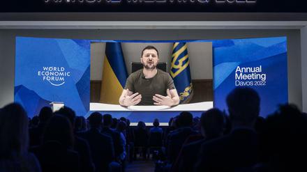 Der ukrainische Präsident Wolodymyr Selenskyj spricht per Video-Schalte bei einer Plenarsitzung zur Eröffnung des Weltwirtschaftsforums (WEF) in Davos.