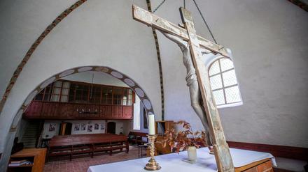 Der wegen der Corona-Schutzmaßnahmen für Gottesdienst gesperrte Raum in der Feldsteinkirche in Perlin.